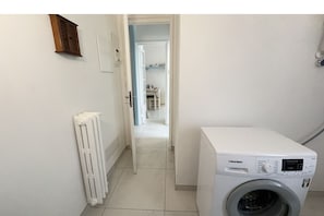 Interior - 1 Min Walk from the Sea, with 2 Bed and 2 Bath (Alassio)