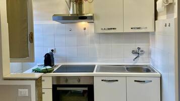 Frigorifero, forno, piano cottura