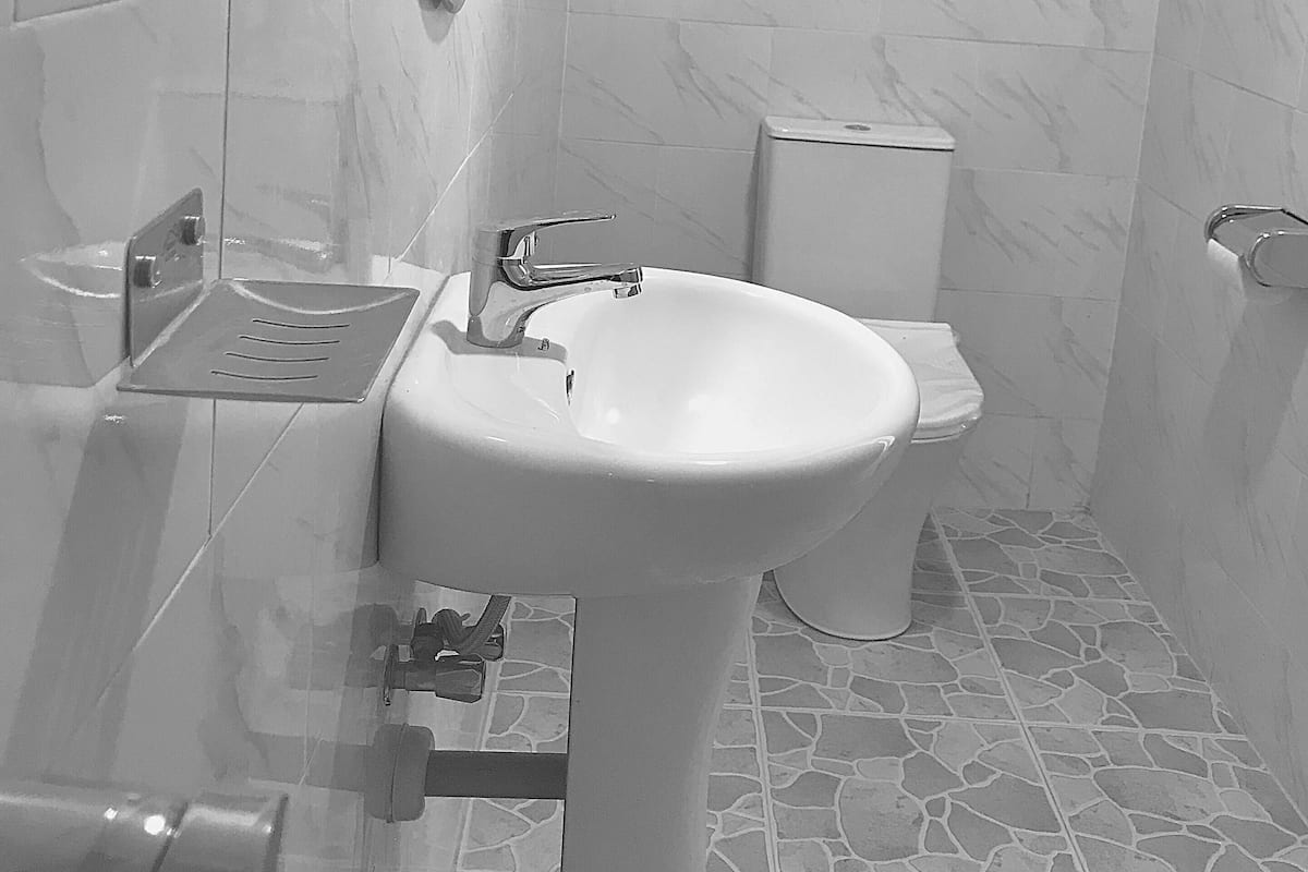 Douche, douche à « effet pluie », serviettes fournies