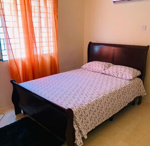 2 bedrooms, iron/ironing board, WiFi, bed sheets - Charming 2-bedroom bungalow with WiFi and AC in Montego Bay (Montego Bay)