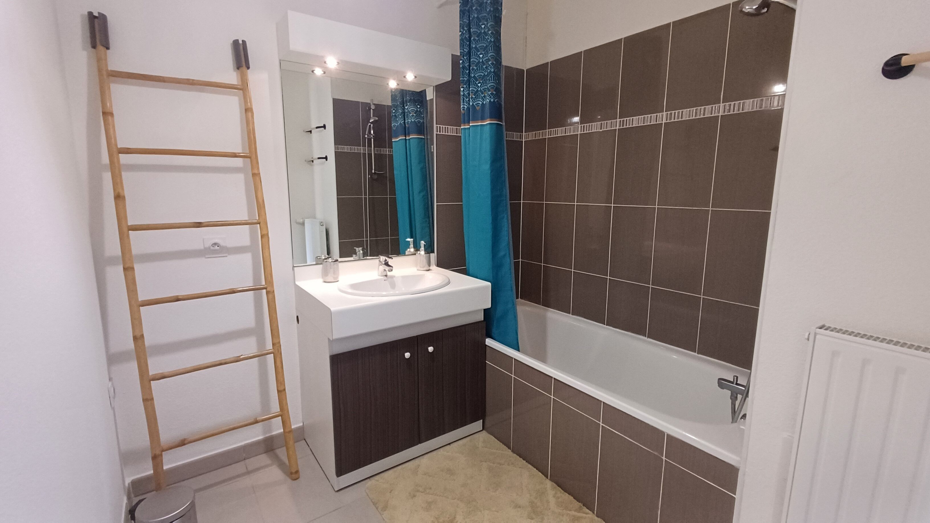 Een haardroger, handdoeken