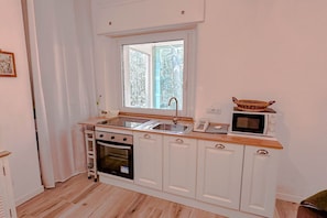 Kühlschrank, Mikrowelle, Ofen, Herdplatte