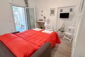 Travel cot, WiFi, bed sheets