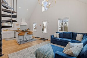 Smart TV, books - Cozy Cabin near Tuftonboro & Lake Winnipesaukee (Tuftonboro)