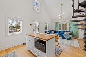 Smart TV, books - Cozy Cabin near Tuftonboro & Lake Winnipesaukee (Tuftonboro)