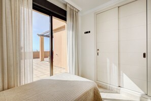 2 habitaciones, tabla de planchar con plancha, wifi y ropa de cama 