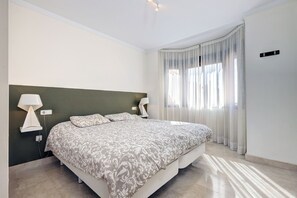 2 chambres, fer et planche à repasser, Wi-Fi, draps fournis