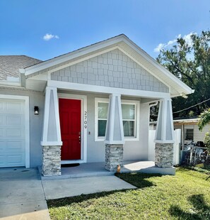 Exterior - charming 3-bedroom house in Downtown Tampa and Ybor City with WiFi, AC. (Tampa)