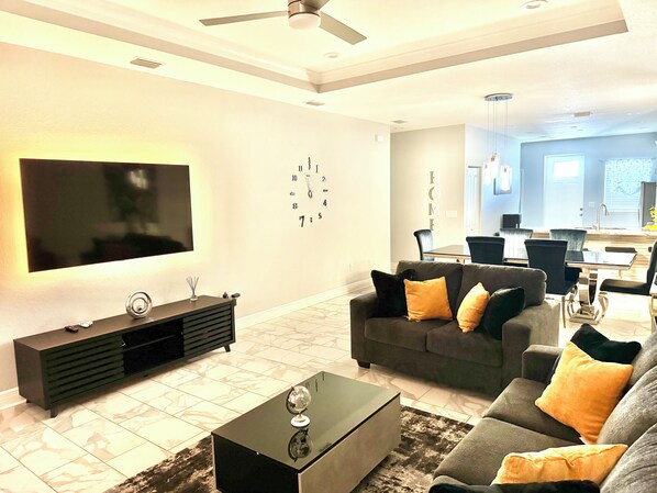 Smart TV - charming 3-bedroom house in Downtown Tampa and Ybor City with WiFi, AC. (Tampa)