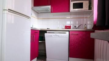 Réfrigérateur, micro-ondes, four, lave-vaisselle