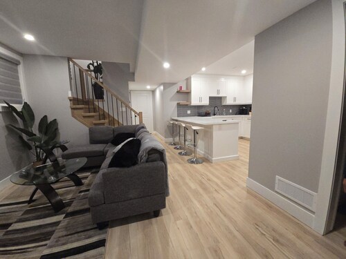Cozy2Bedroom Basement Apartment.5mins walk2key amenities & malls.Family-friendly