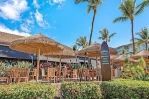 Outdoor dining - Maui Resort Rentals: Honua Kai - 5 Total Bedrooms, Ground Floor Interior Courtyard, Steps to Pools, Beach, BBQs! (Lahaina)