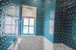 Luksushuvila, näköala puutarhaan | Kylpyhuone | Suihku, pyyhkeet, saippua, sampoo