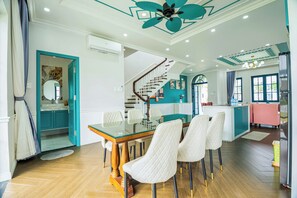 Luxury Villa, Garden View | Ruang tamu | 55 inci televisyen LED dengan kabel, perkhidmatan penstriman 