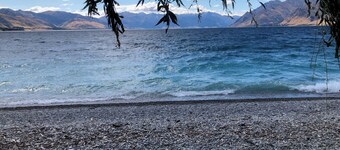 Cosy Kiwi Bach with lake views | Close to ski fields | 1 minute walk to the lake