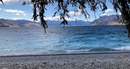 Cosy Kiwi Bach with lake views | Close to ski fields | 1 minute walk to the lake