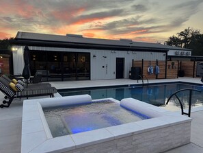 A heated pool - 8 Private Bungalow Suites @ Barndo Bungalows in Granbury, TX! Sleeps 26 (Granbury)