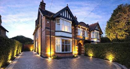 House-sleeps10-hottub-garden-parking-10mintotown
