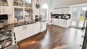 Casa | Cocina privada | Refrigerador, microondas, horno y parrilla de estufa 
