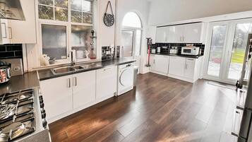 Rumah | Dapur pribadi | Lemari es, microwave, oven, dan kompor