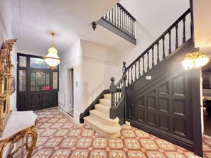 Interior - House-sleeps10-hottub-garden-parking-10mintotown (Burton on Trent)