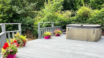 House | Outdoor spa tub