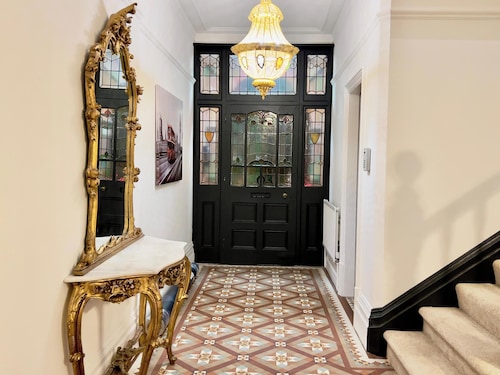 House-sleeps10-hottub-garden-parking-10mintotown