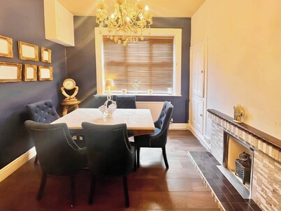 Hottub-garden-parking-sleeps10-10mintotown