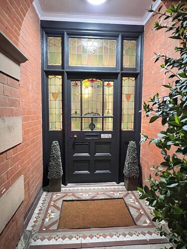 House-sleeps10-hottub-garden-parking-10mintotown