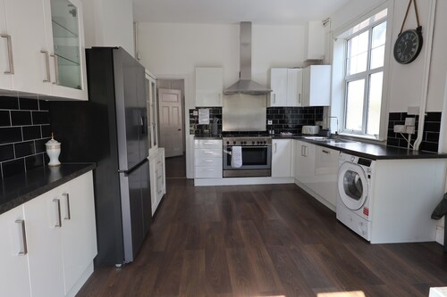 The Shobnall House - Newly Refurbished, 5 Bedrooms