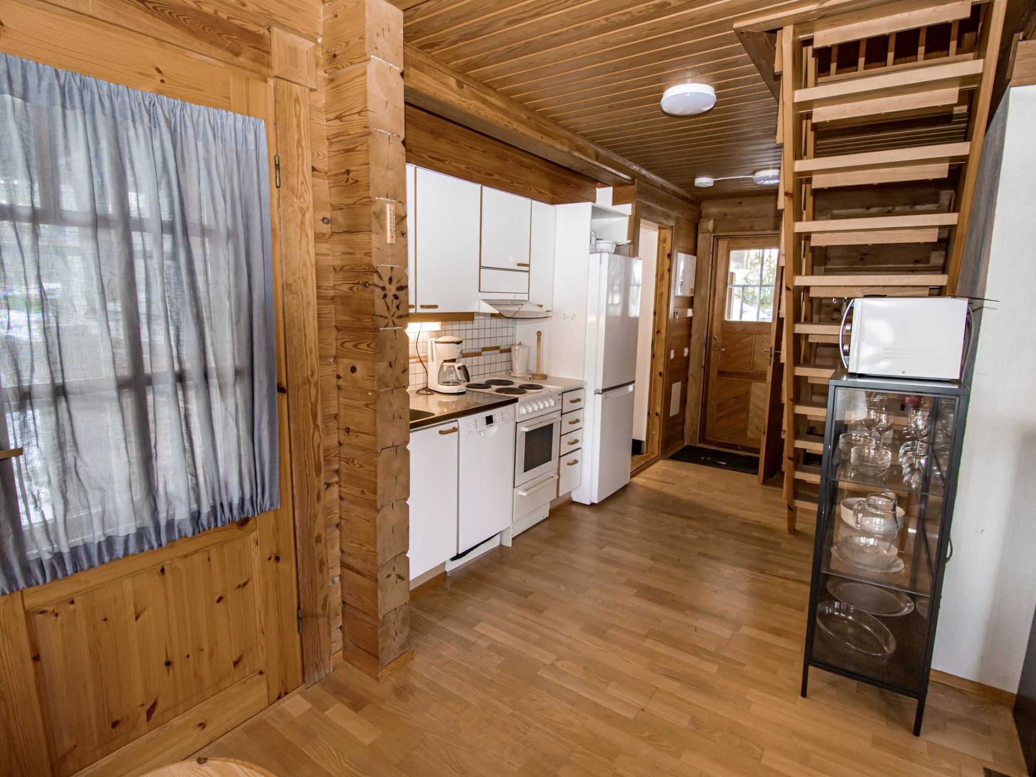 Kjøleskap, mikrobølgeovn, oppvaskmaskin og høy barnestol