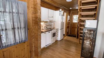 Frigorifero, microonde, lavastoviglie, seggiolone