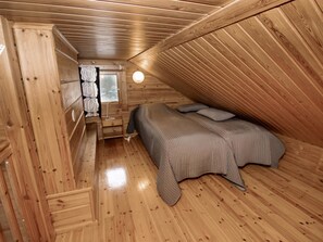 1 bedroom, travel cot