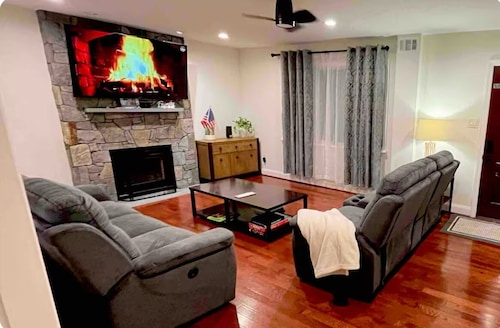 Charming 2-bedroom one floor house with WiFi, AC in fabulous Silver Spring
