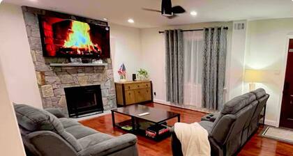 Charming 2-bedroom one floor house with WiFi, AC in fabulous Silver Spring