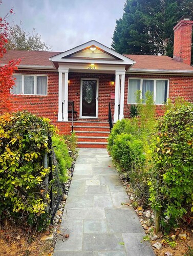 Charming 2-bedroom first floor house with WiFi, AC in fabulous Silver Spring
