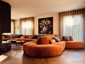 Älytelevisio, takka, pöytätennispöytä