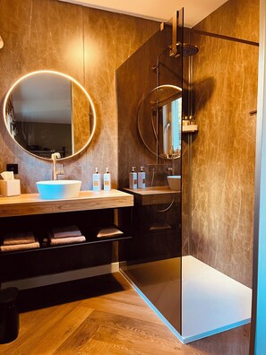 Hair dryer, towels, soap, toilet paper - Luxury villa with jacuzzi. Perfectly located in wooded area, close to downtown! (Lommel)