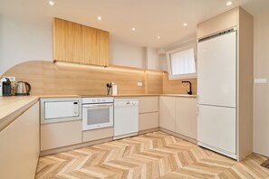 Kjøleskap, mikrobølgeovn, ovn og kokeplater