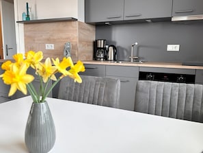 Kjøleskap, mikrobølgeovn, ovn og kokeplater