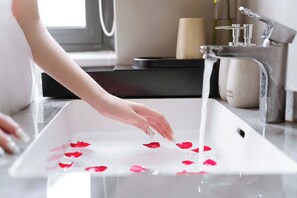 Deluxe Double Room, City View | Bathroom