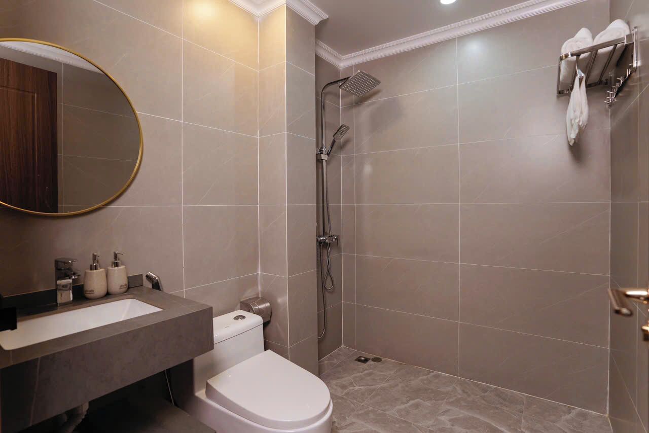 Phòng 4 dành cho gia đình | Phòng tắm | Buồng tắm vòi sen, đồ dùng nhà tắm miễn phí, máy sấy tóc 