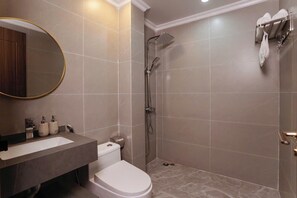Family Quadruple Room | Bathroom | Shower, free toiletries, hair dryer, slippers - Truong Thinh Hotel  (Ha Long)