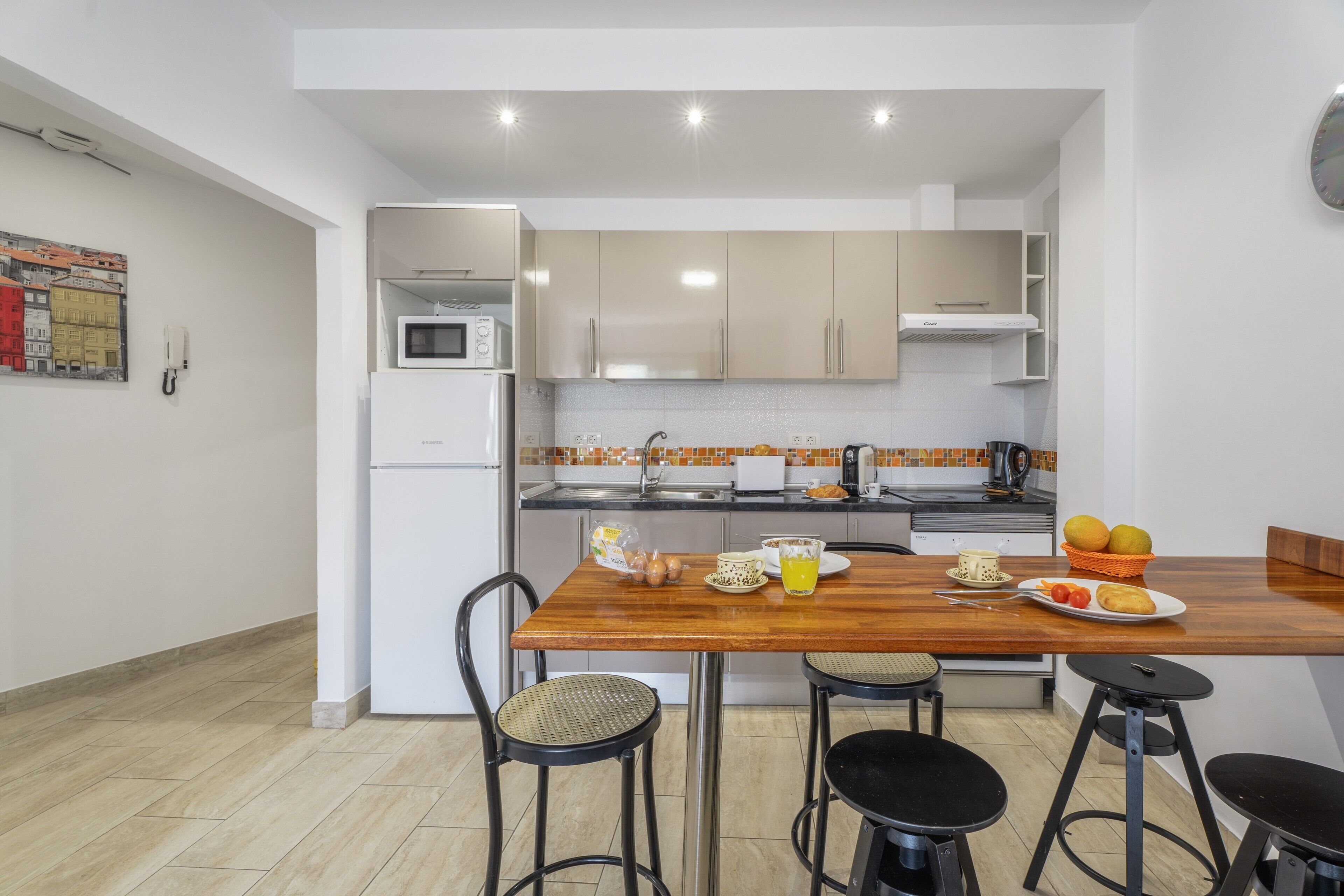 Frigorífico, microondas, horno y placa de cocina