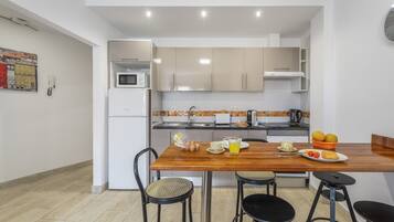 Frigorífico, microondas, horno y placa de cocina