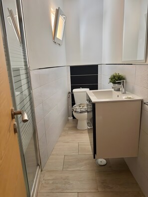 Douche, sèche-cheveux, serviettes fournies