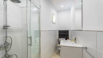 Douche, sèche-cheveux, serviettes fournies