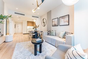 TV - Redesigned High-Rise 1BR Near Key Landmarks, Elite Residence, Dubai Marina (Dubai)