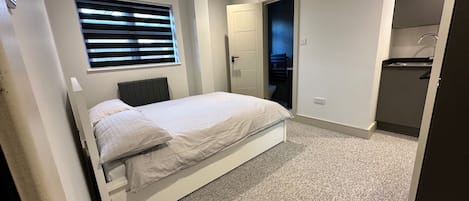 7 quartos, ferros/tábuas de passar roupa, Wi-Fi, roupa de cama