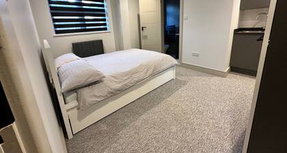 Captivating 7 -Bed House in Waltham Abbey